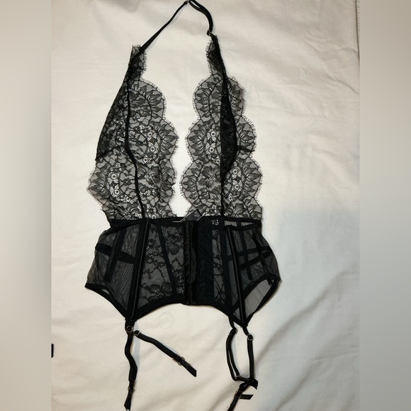 Elegant Black Lace Bodysuit - Picture 4 of 6